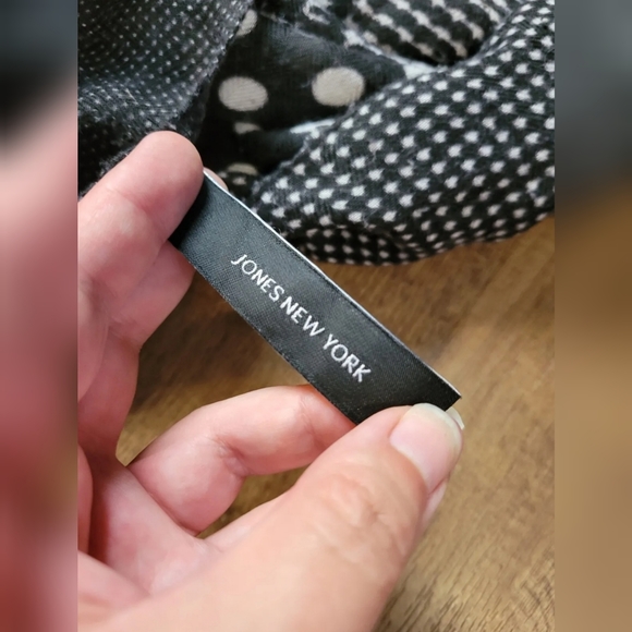 FREE W BUNDLE Jones New York patterned circle scarf - Picture 4 of 7